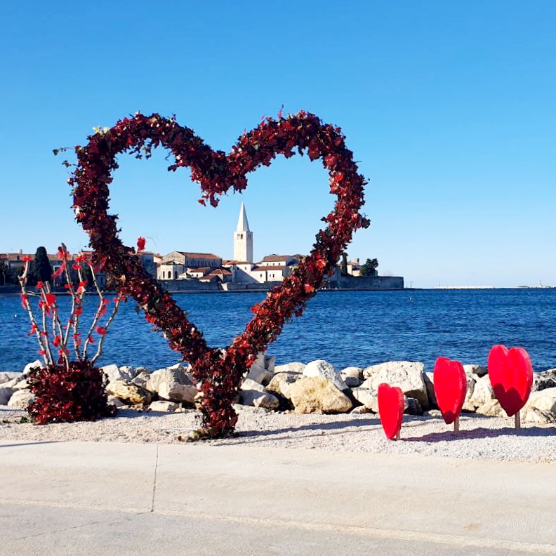 IDEJA ZA IZLET? U Poreču popularno srce na Peškeri dobilo novo ruho za Valentinovo